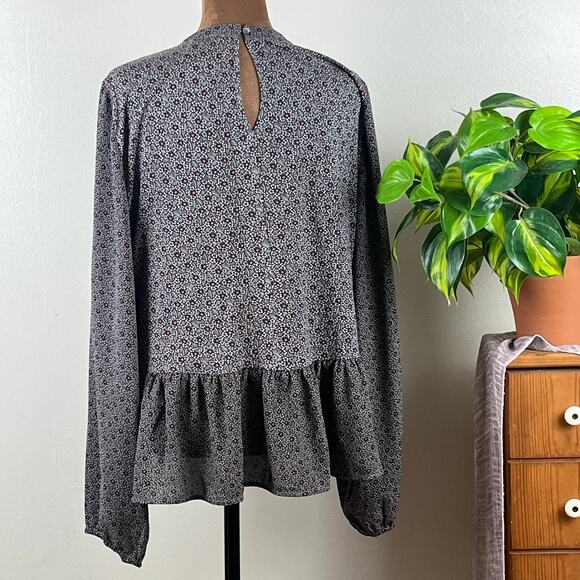 Loft Gray Print Long Sleeve Top with Ruffled Hem Size Medium - Picture 3 of 8